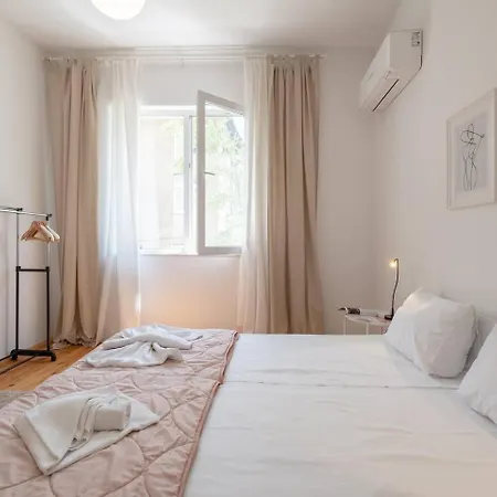 2br 15 Bth Spacious Kitchen Metro Apartment