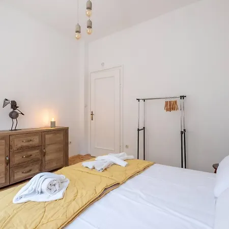 2br 15 Bth Spacious Kitchen Metro *