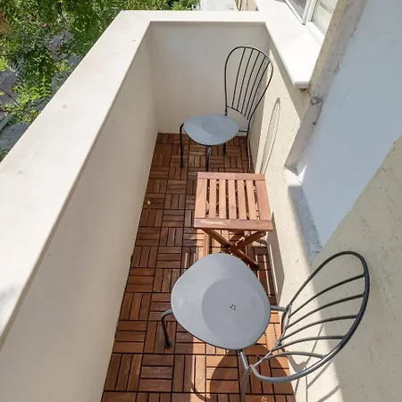2br 15 Bth Spacious Kitchen Metro Apartment