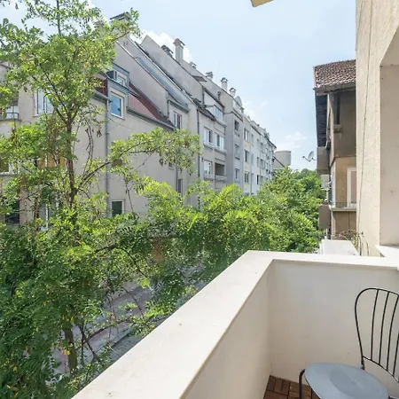 2br 15 Bth Spacious Kitchen Metro Apartment