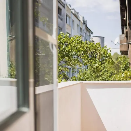 2br 15 Bth Spacious Kitchen Metro Apartment *