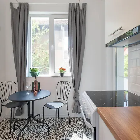 Apartment 2br 15 Bth Spacious Kitchen Metro *