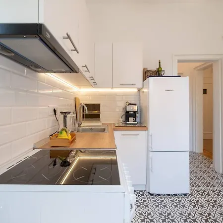 2br 15 Bth Spacious Kitchen Metro *