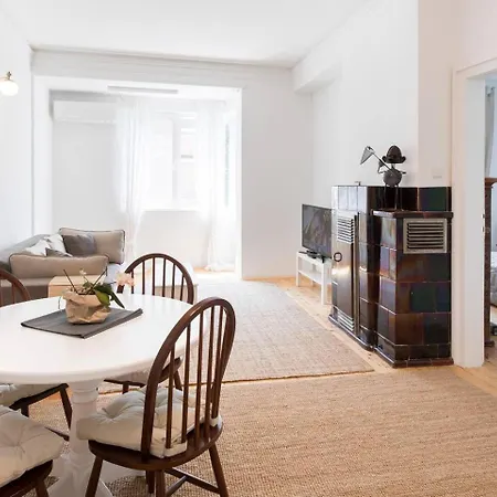 2br 15 Bth Spacious Kitchen Metro Apartment