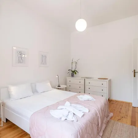 2br 15 Bth Spacious Kitchen Metro *