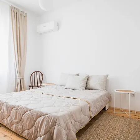 2br 15 Bth Spacious Kitchen Metro