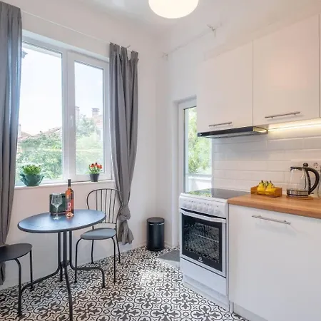 2br 15 Bth Spacious Kitchen Metro Apartment