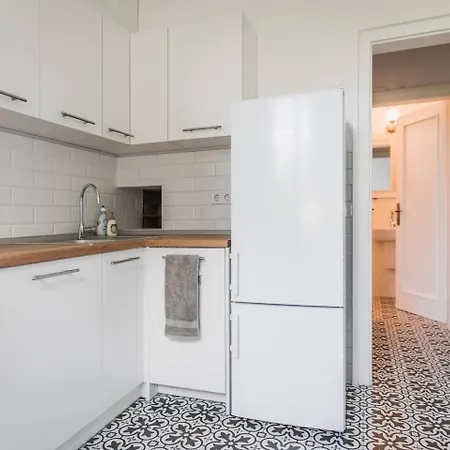 Apartment 2br 15 Bth Spacious Kitchen Metro *