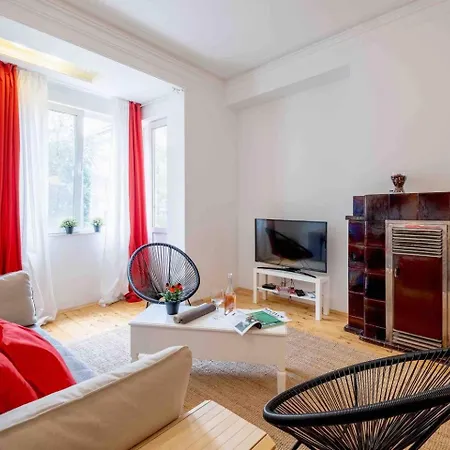 2br 15 Bth Spacious Kitchen Metro Apartment