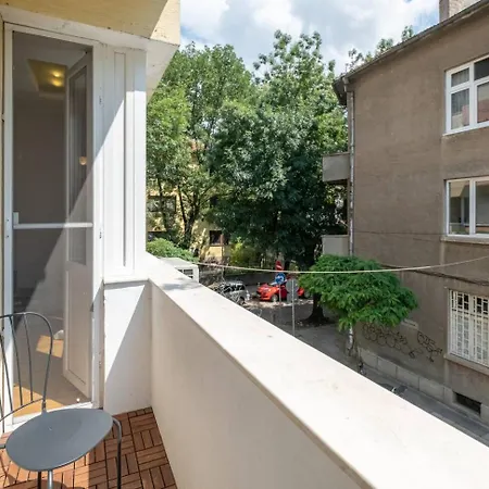 2br 15 Bth Spacious Kitchen Metro